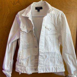 WHITE MENS FOREVER 21 JEAN JACKET, SIZE XS